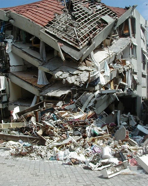 Землетрясение данные. Землетрясение в Турции 1999. Землетрясение на Тайване 1999. Ялова землетрясение 1999. Землетрясение фото.