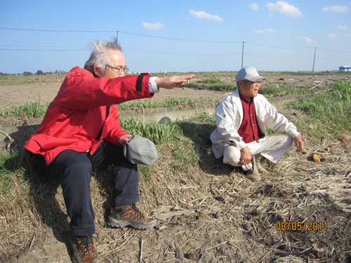 Figure 7. A survivor (right) talking with one of the survey team.